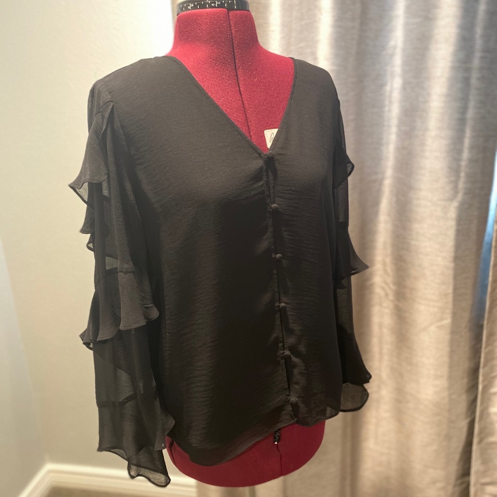 NWT Vince Camuto ruffle sleeve blouse